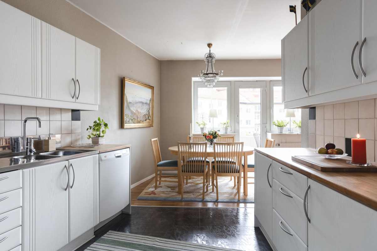 Vy från köket mot matplats och balkongen Dämmegatan 6