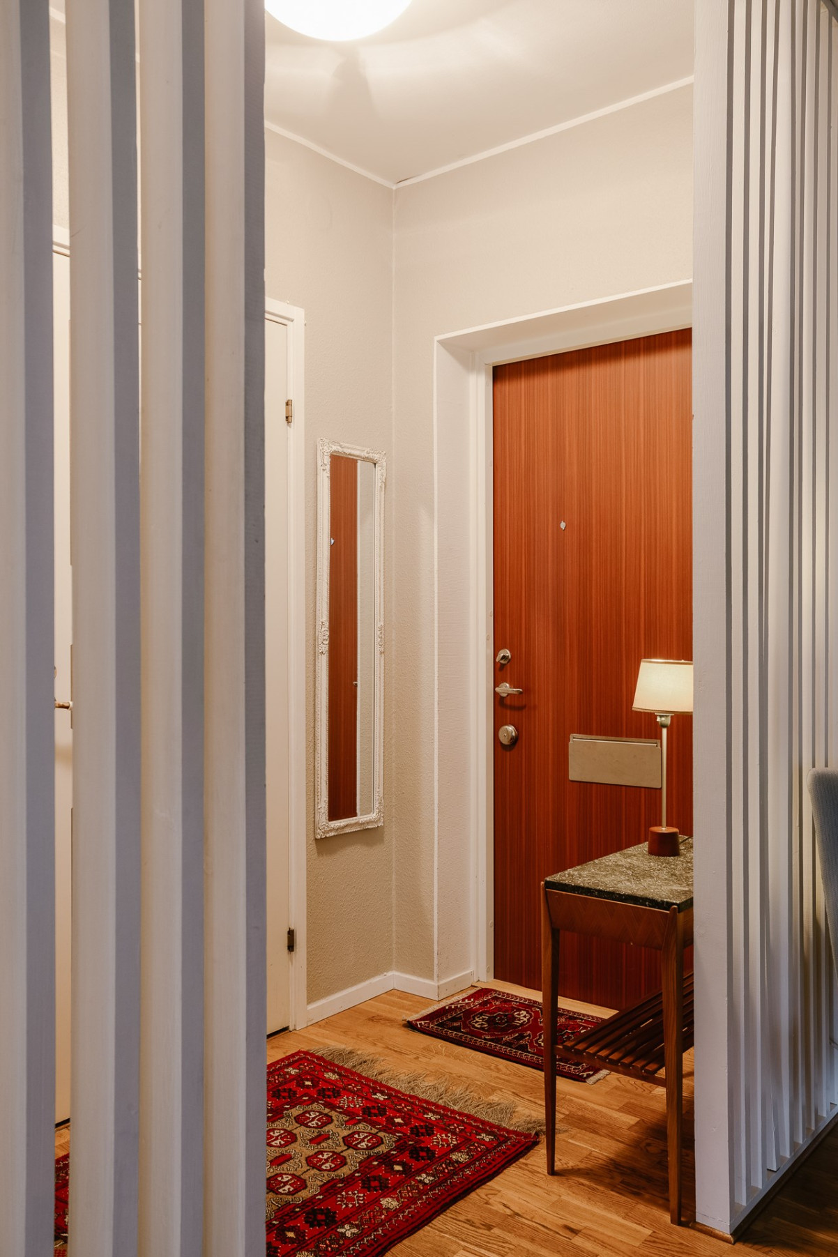 Entré samt badrum bakom Dämmegatan 6