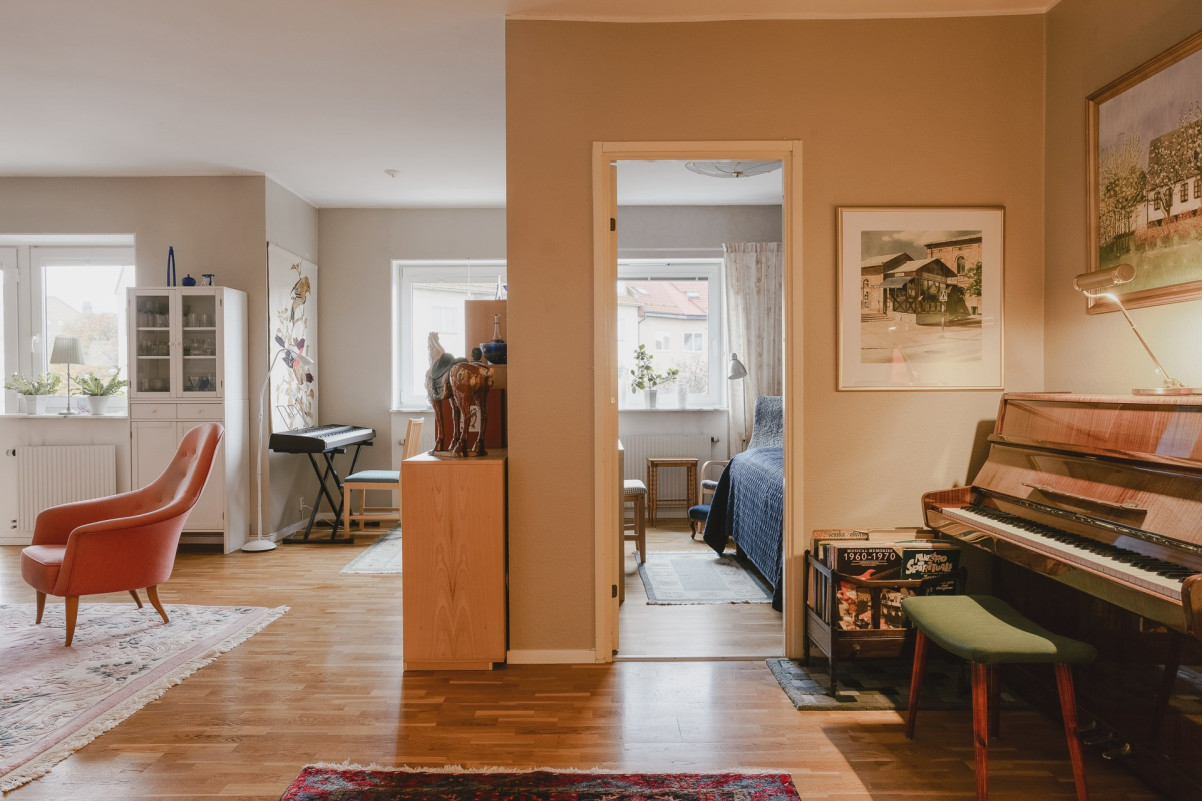 Vy från entrén mot sovrum och vardagsrum Dämmegatan 6