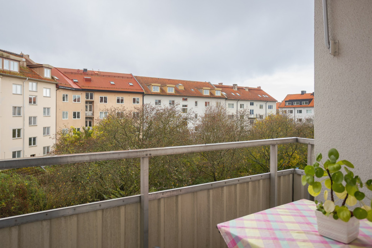 Balkong i västerläge med trevlig utsikt Dämmegatan 6