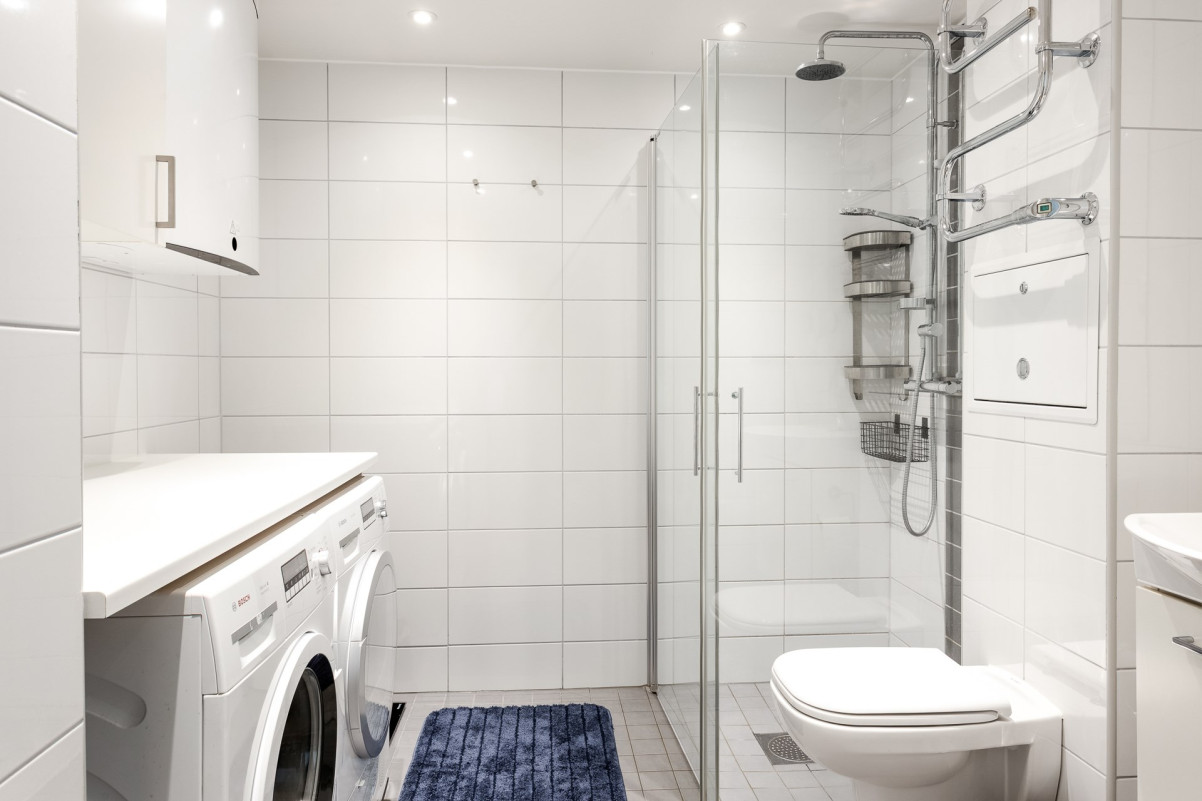Stort badrum med tvättavdelning Centralgatan 1