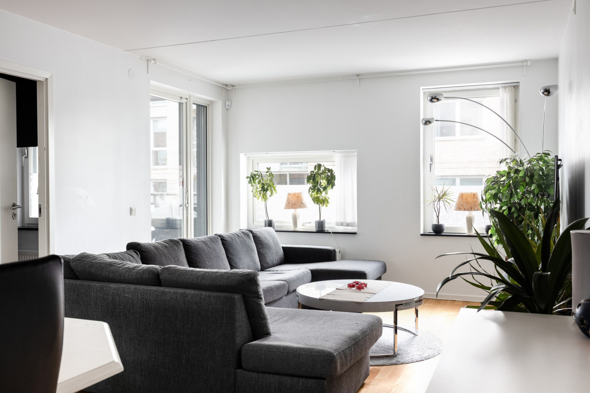 Vardagsrumsdel mot balkong Centralgatan 1