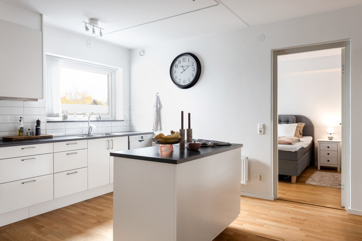 Vy mot stora sovrummet från köket Centralgatan 1