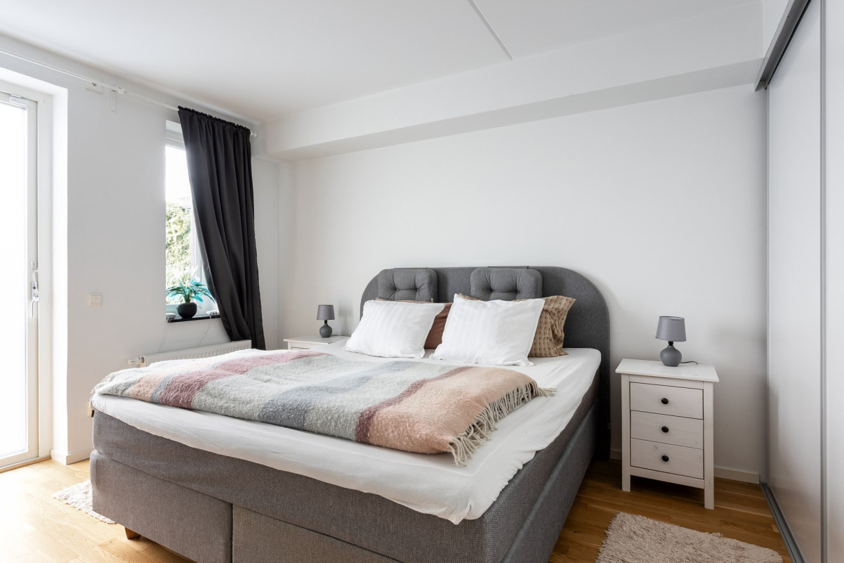 Stora sovrummet - bra förvaring samt utgång till uteplats Centralgatan 1