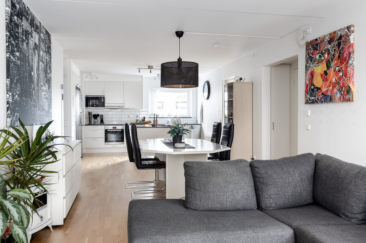 Vy mot matplats och kök Centralgatan 1