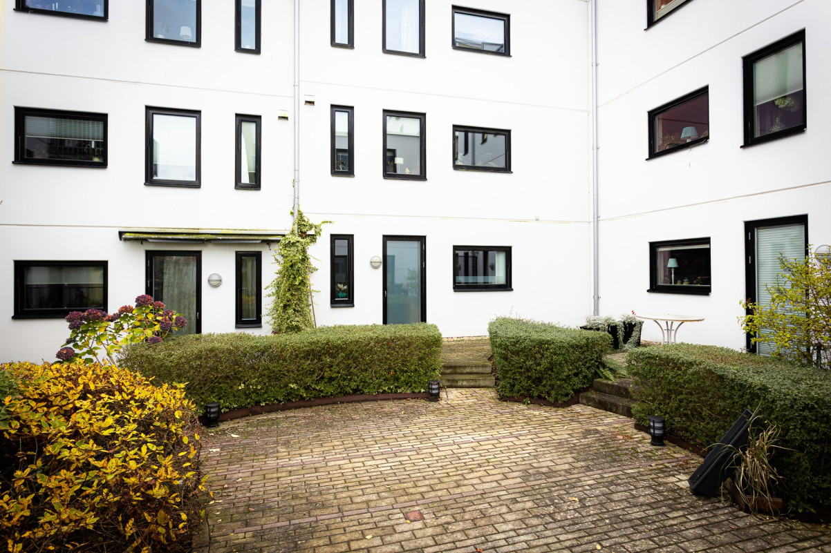 Vy mot egen uteplats Centralgatan 1