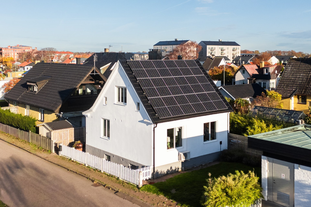 Stor solcellsanläggning Vallmogatan 9