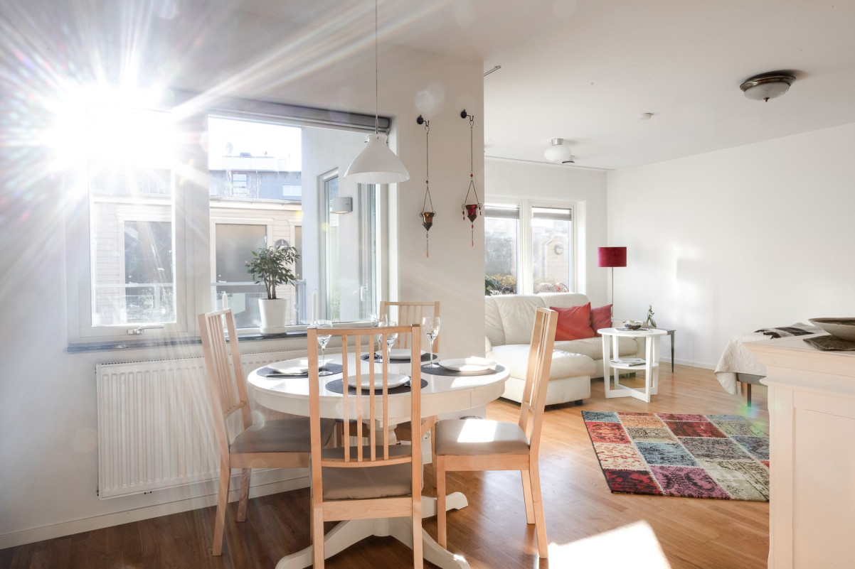 Härligt ljusinsläpp från stora fönsterpartier Svartögatan 6