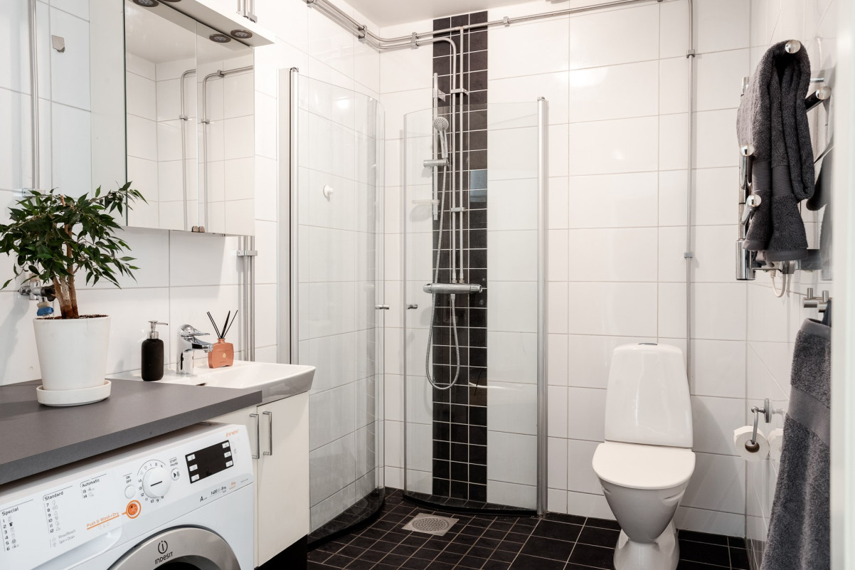 Helkaklat badrum med tvättmaskin Svartögatan 6
