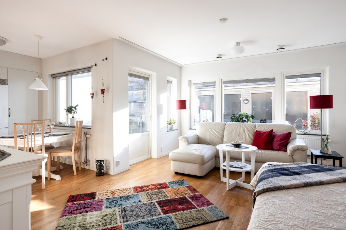 Generöst vardagsrum med plats för soffa och säng Svartögatan 6