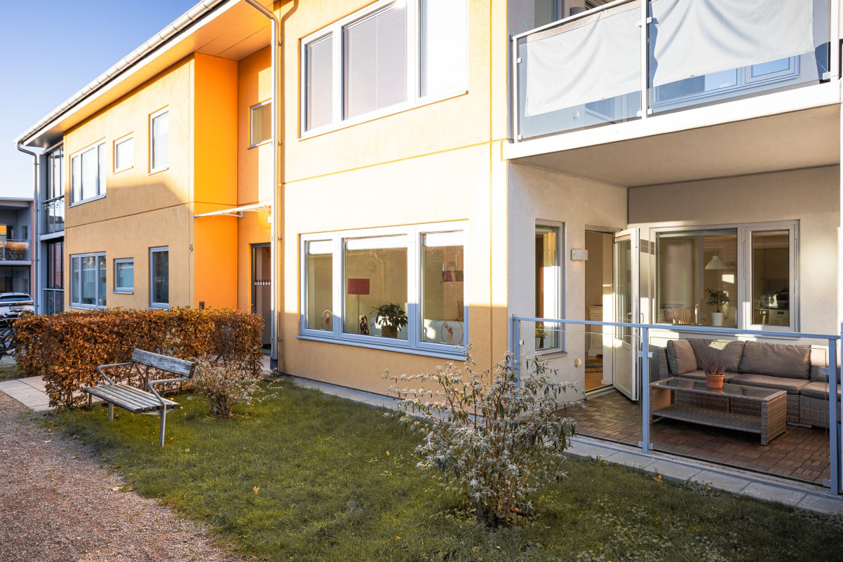 Baksida med en trevlig uteplats/balkong Svartögatan 6