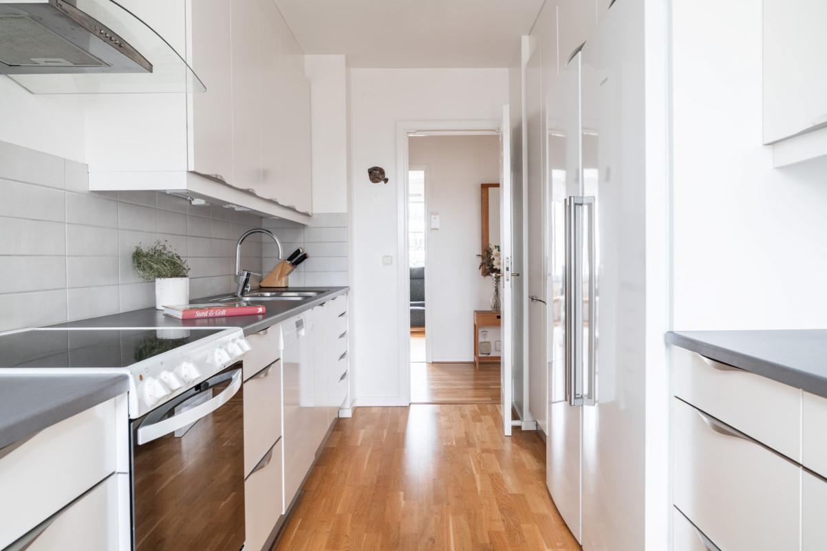 Goda förvaringsmöjligheter och arbetsyta Ryttmästaregatan 11A