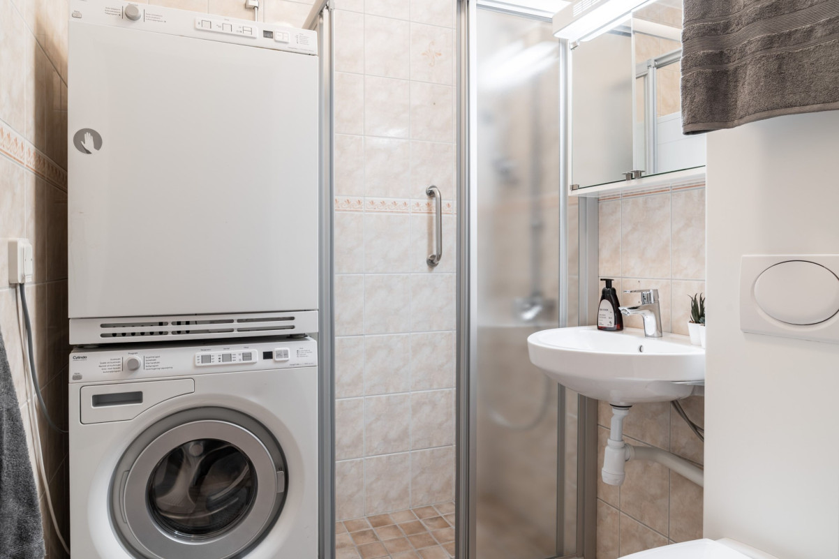 Helkaklat badrum utrustat med både tvättmaskin och torktumlare Ryttmästaregatan 11A