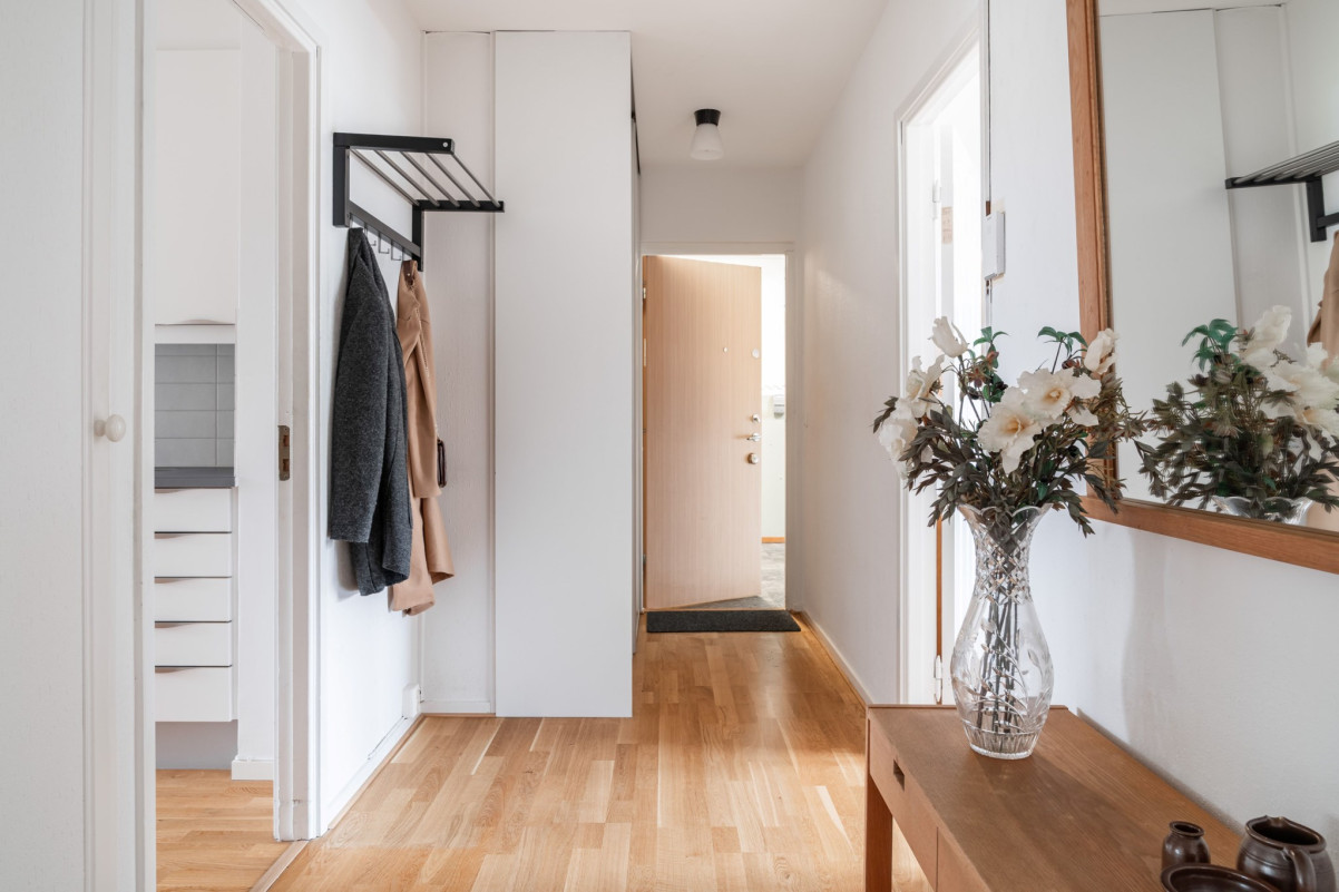 Rymlig och trivsam hall med garderober och plats för avhängning Ryttmästaregatan 11A