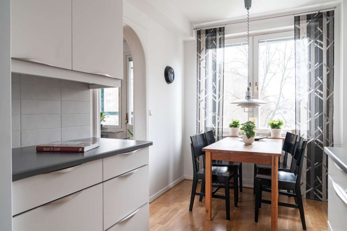 Från köket nås vardagsrummet Ryttmästaregatan 11A