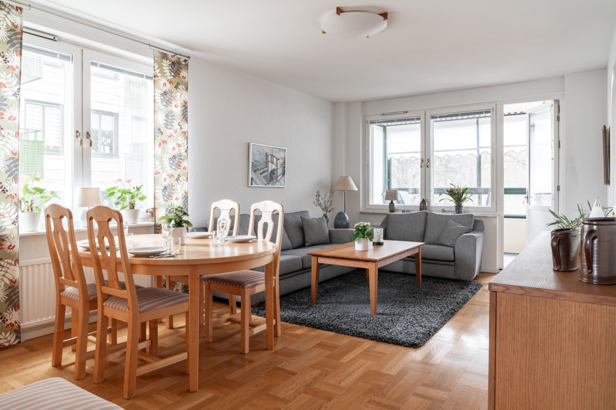 Ljust och generöst vardagsrum med direkt utgång till balkongen Ryttmästaregatan 11A
