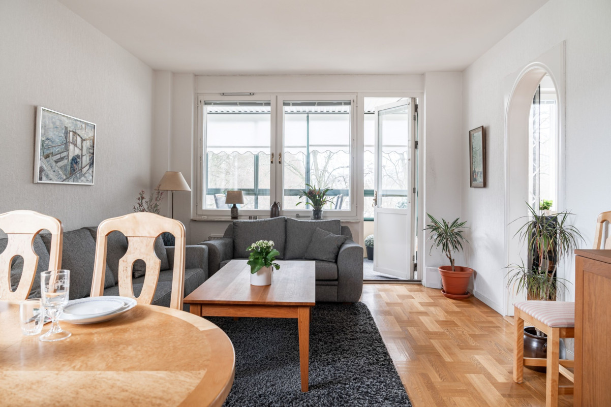 Generöst vardagsrum med plats för matbord och soffa Ryttmästaregatan 11A