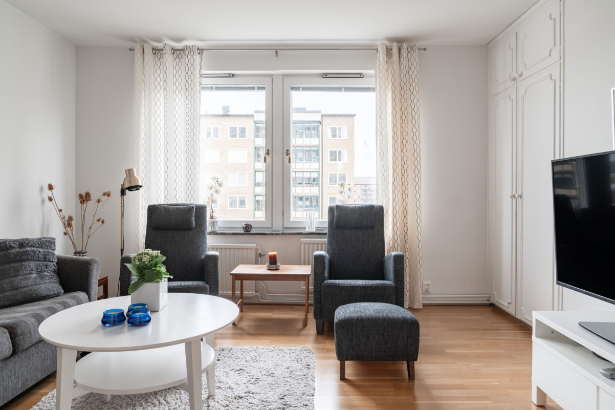 Sovrum 1 med inbyggda garderober (används som ett extra tv-rum idag) Ryttmästaregatan 11A