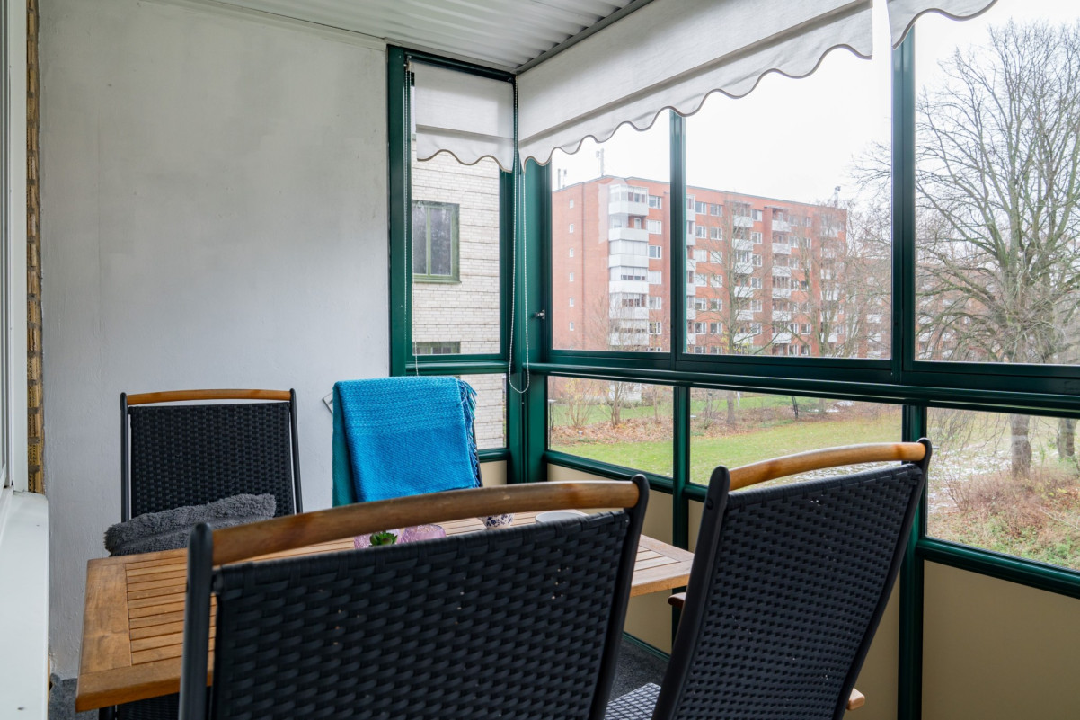 Inglasad balkong med plats för matbord eller soffa Ryttmästaregatan 11A