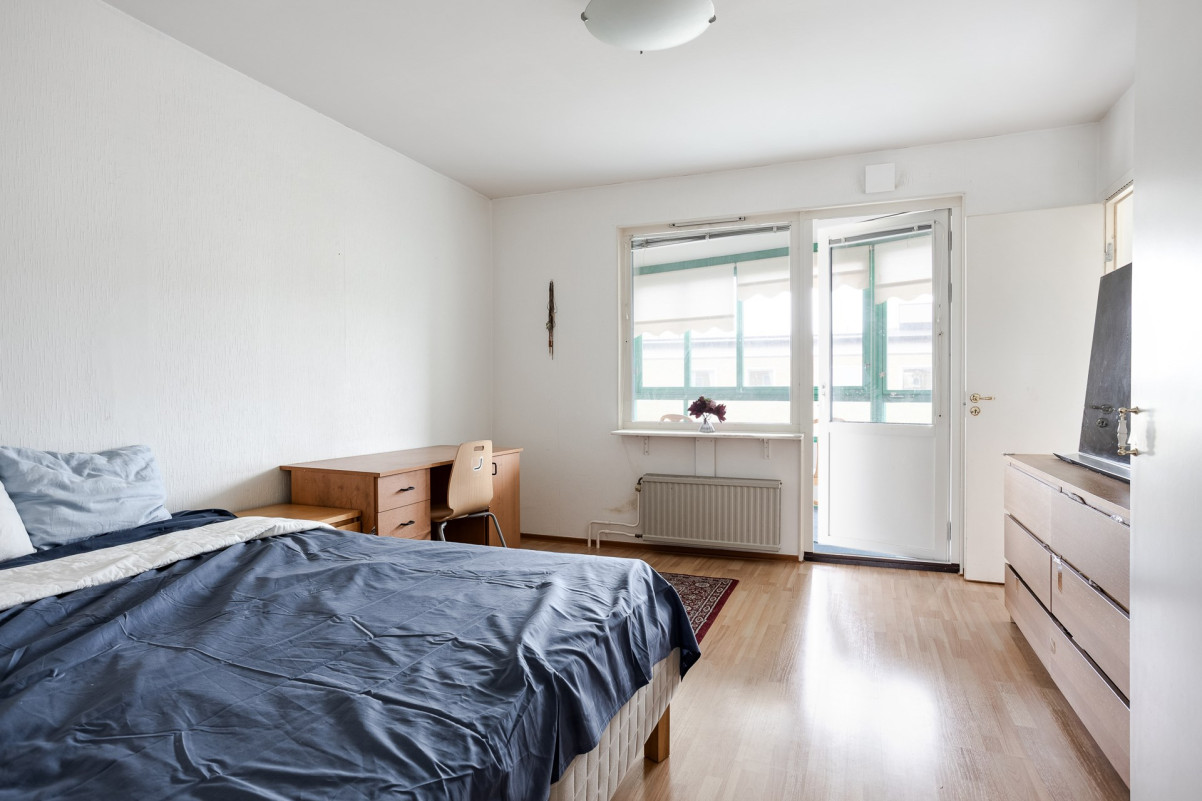 Sovrum 1 med direkt utgång till balkongen Ragnvallagatan 32B