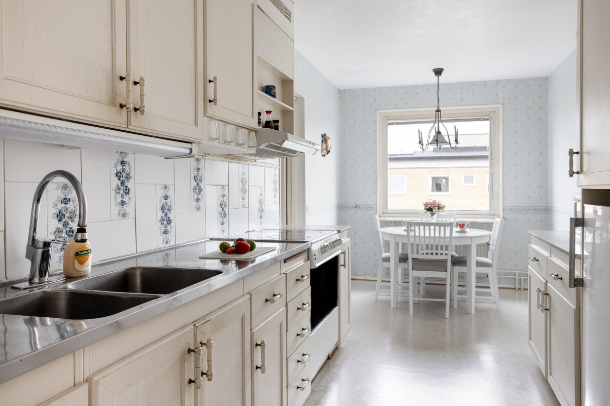 Äldre men fräscht kök Ragnvallagatan 32B