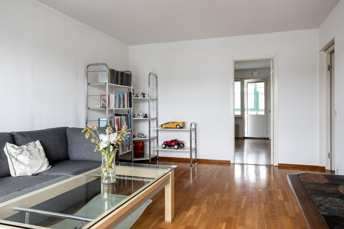 Vardagsrum med ingång till sovrum 1 Ragnvallagatan 32B