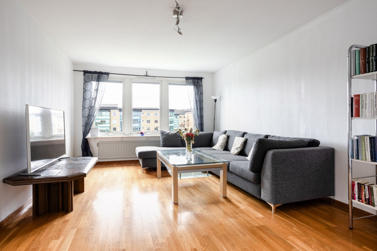 Vardagsrum med stora fönsterpartier Ragnvallagatan 32B