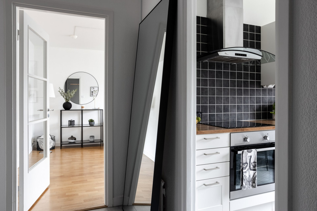 Vy från hallen mot köket och vardagsrummet Ystadsgatan 12C