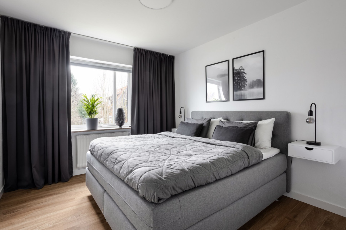 Stort sovrum med plats för dubbelsäng och garderober Ystadsgatan 12C