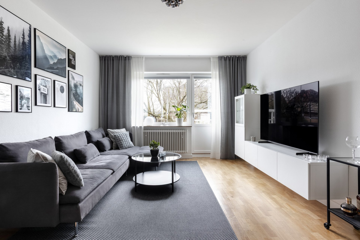 Generöst vardagsrum med fransk balkong Ystadsgatan 12C