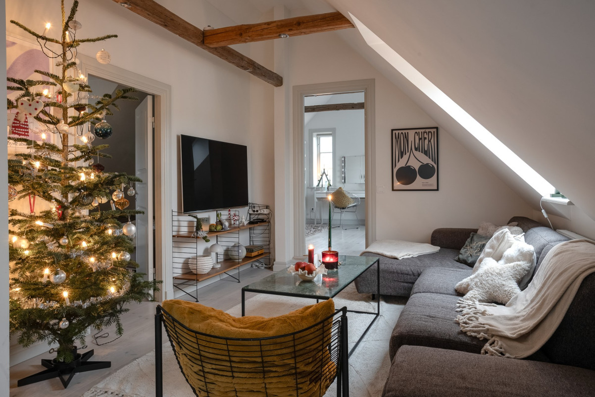 Väggen bakom granen kan tas bort om man vill ha större allrum Strandnäsvägen 14L