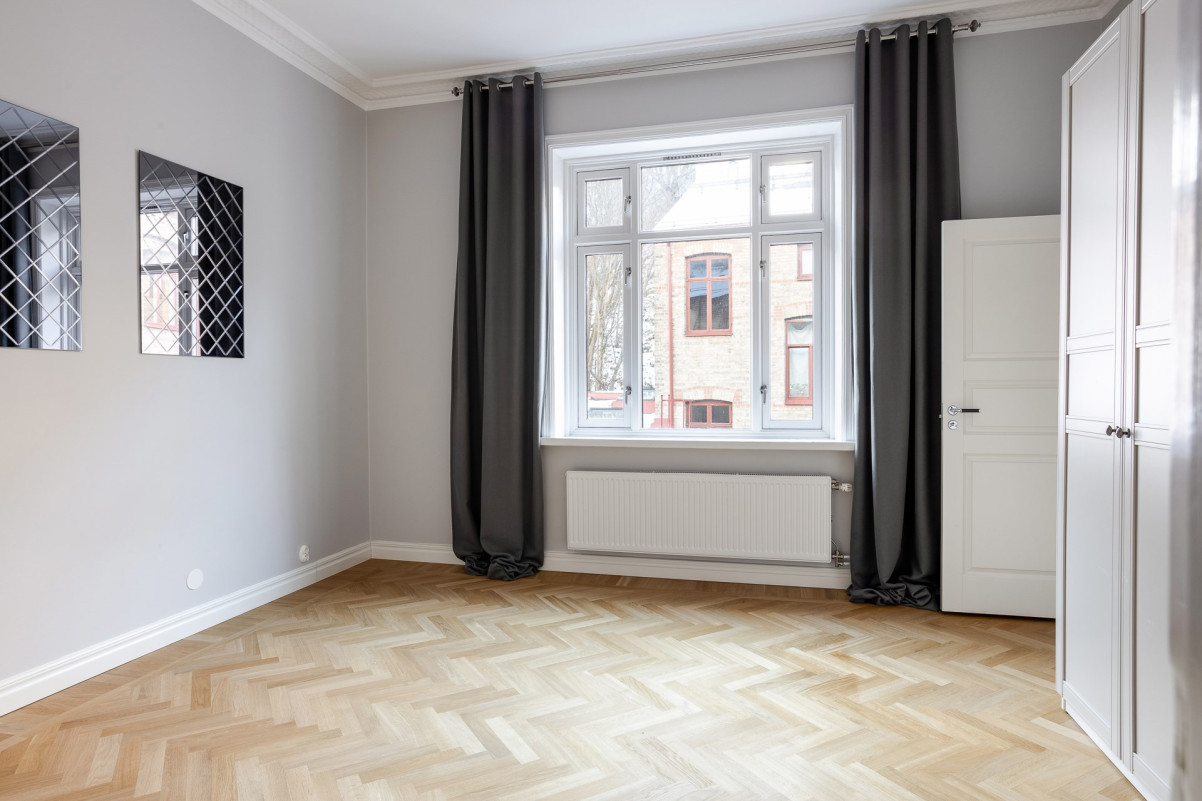 Master bedroom med en suit badrum Hälsovägen 9