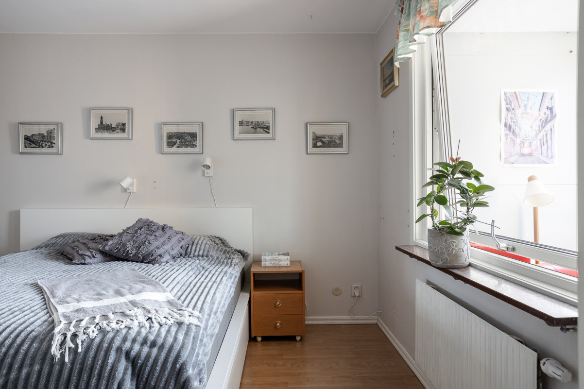 Sovrum med plats för dubbelsäng och annat önskat möblemang Ättekullagatan 8