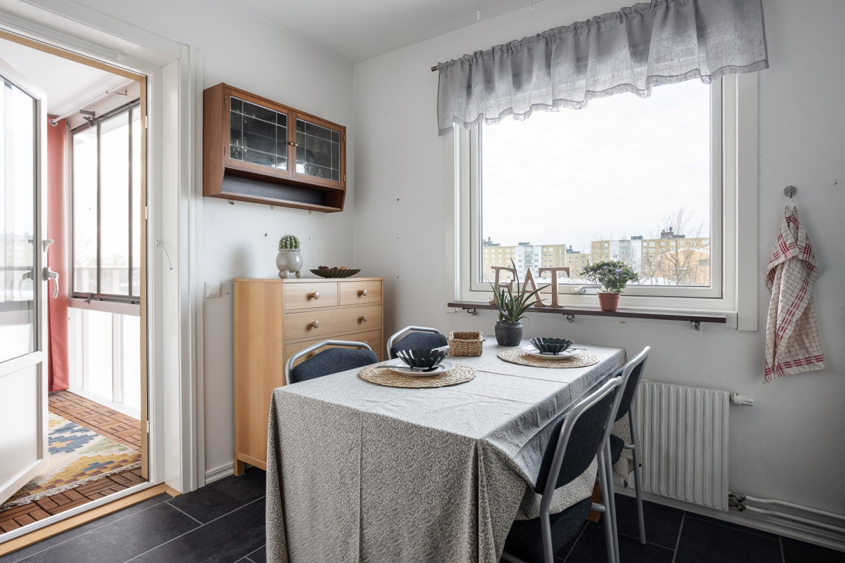 Matplats och direkt utgång till balkongen Ättekullagatan 8