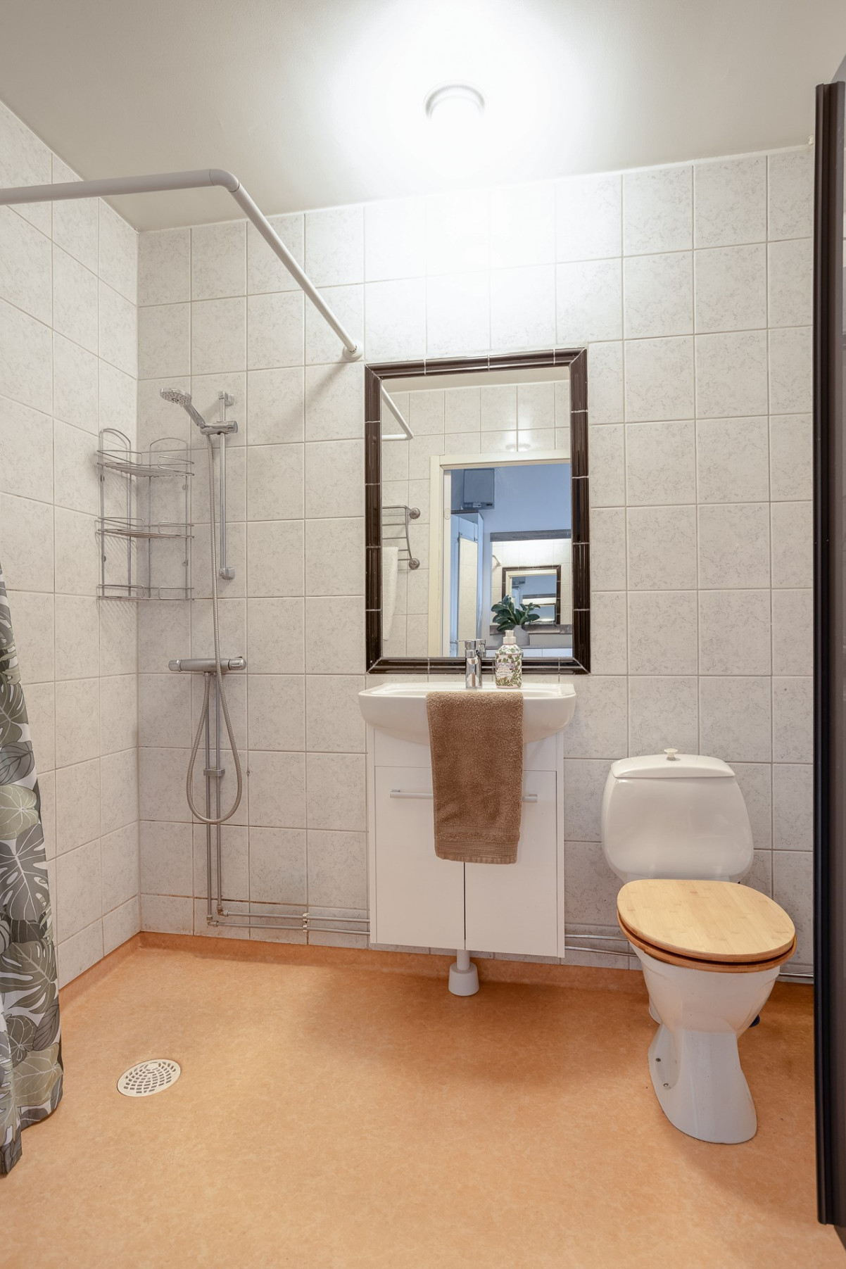 Äldre men fräscht badrum Ättekullagatan 8