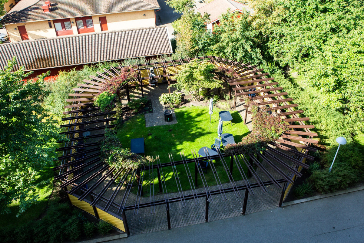 Mysiga grill och sittplatser i området Ättekullagatan 8