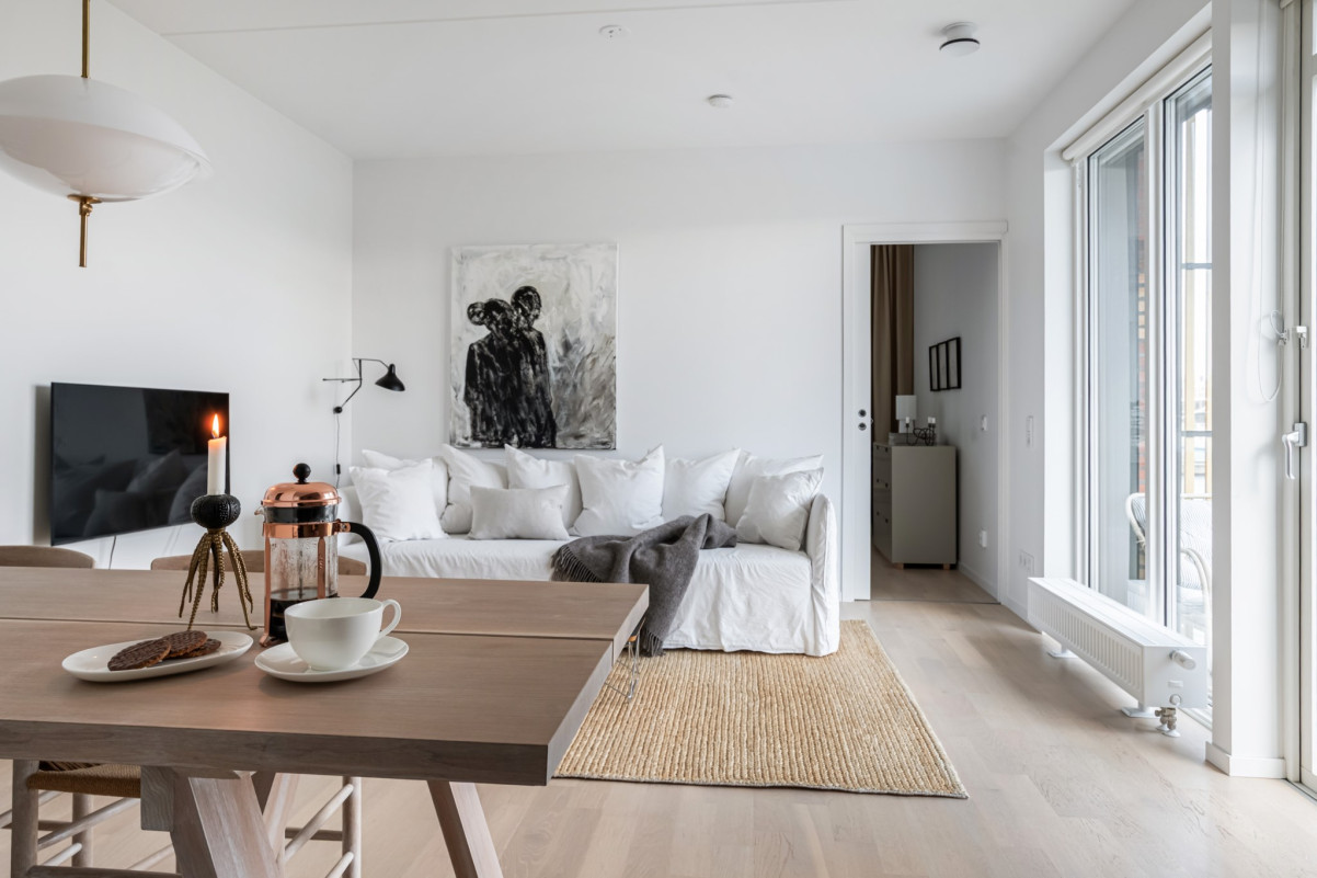 Njut av ljuset och de öppna ytorna. Redaregatan 34