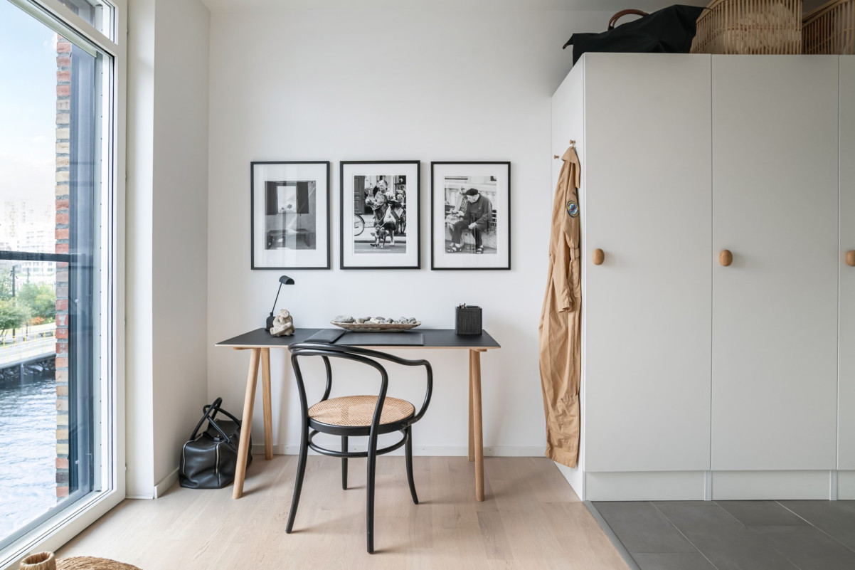 I hallen finns goda avhängningsmöjligheter i flertal exklusiva Vedum garderober. Redaregatan 34