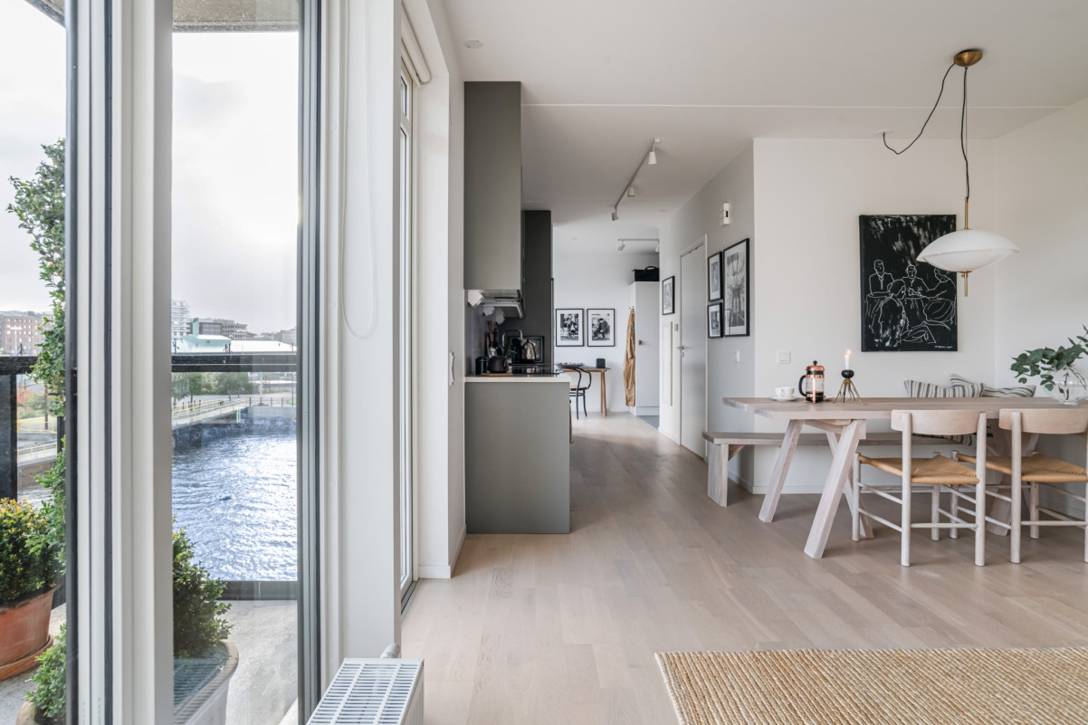 Bostaden har en smart och praktisk planlösning med sobra vita färger på väggarna och ljust golv. Redaregatan 34