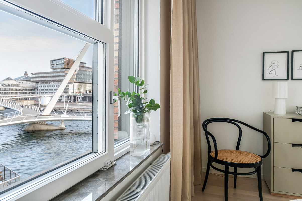 Havet är närvarande från bostadens alla fönster. Redaregatan 34