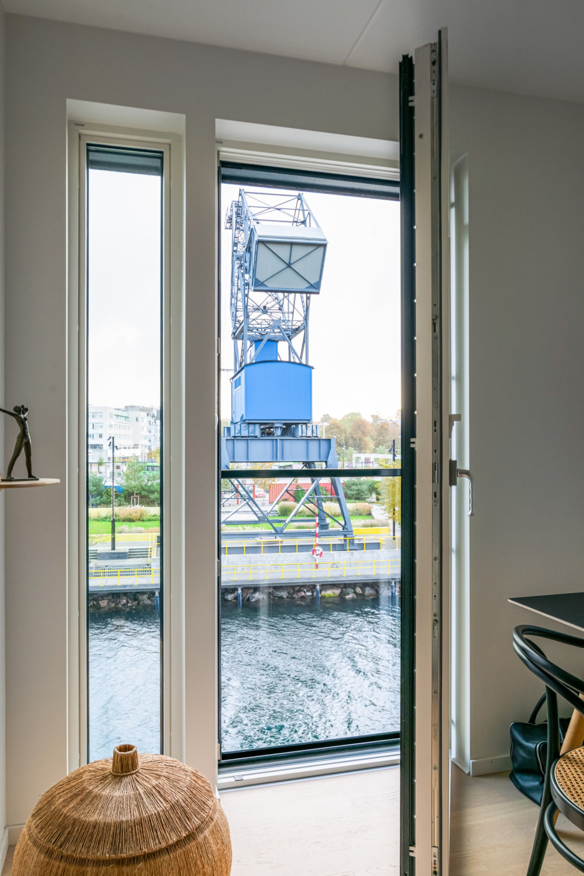 Här möts du av utsikten över Helsingborg och vattnet tack vare en fransk balkong. Redaregatan 34