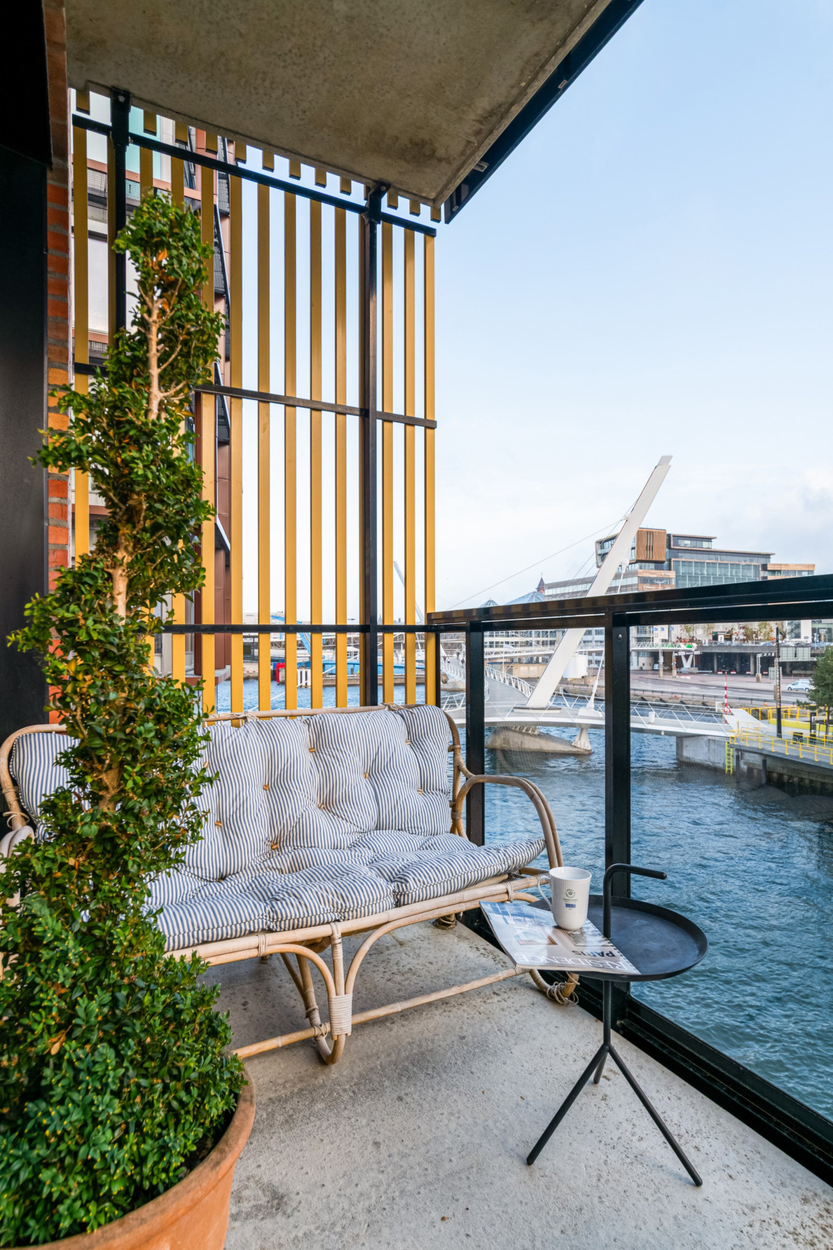 Från vardagsrummet finner du bostadens balkong. Redaregatan 34