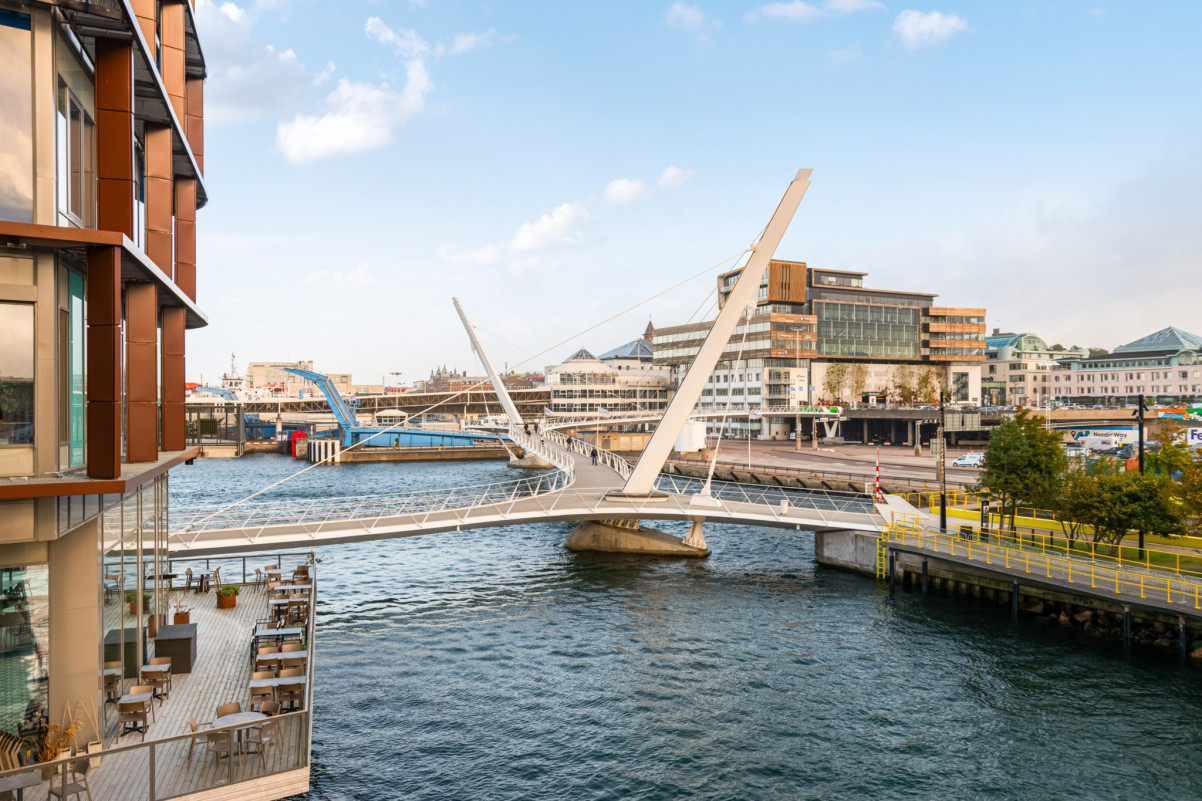 Balkongen blir ett extra rum under sommarhalvåret med utsikt och vattnet som granne. Redaregatan 34