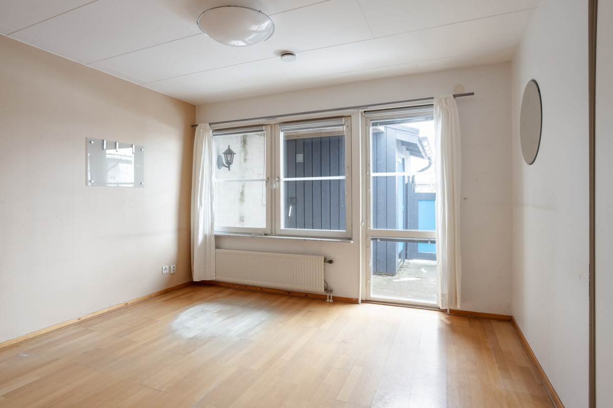 Större av sovrummen med egen altandörr Tegelgatan 14