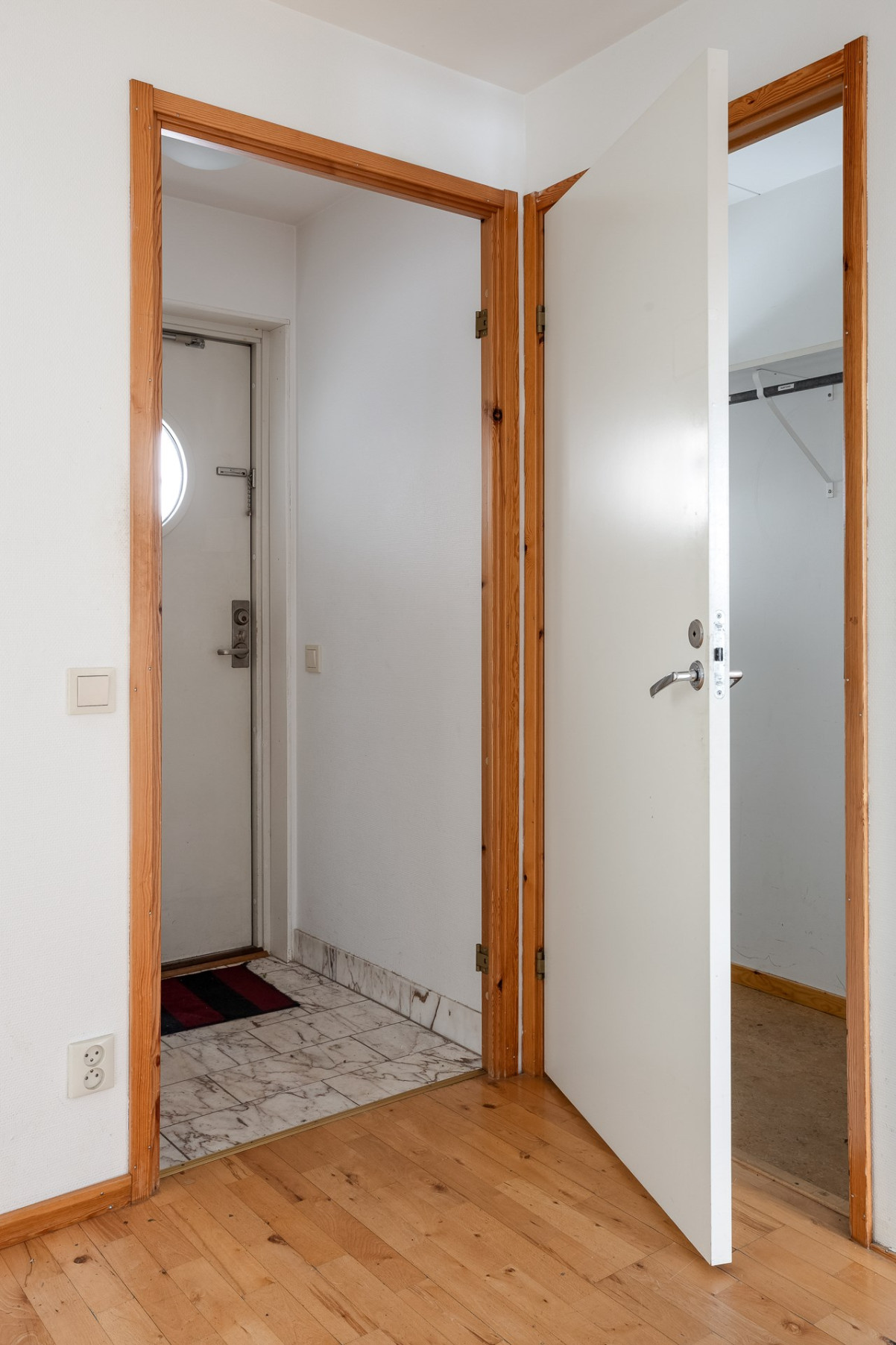 Hall/Entré med bra klädkammare som även kan renoveras till toalett Tegelgatan 14