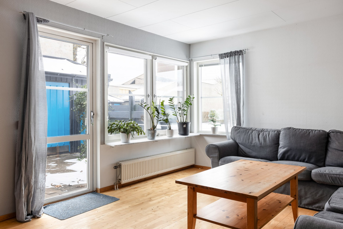 Härlig utgång till den lilla trädgårdstäppan i bästa västerläge Tegelgatan 14