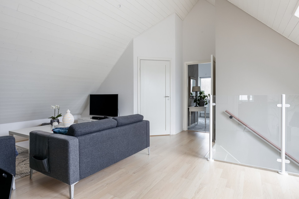 Välkomna upp, öppet till nock! Landåvägen 25