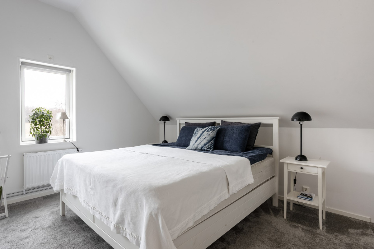 Stort sovrum med både garderober och.. Landåvägen 25