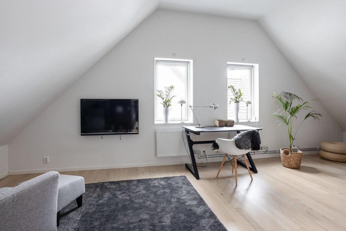 Detta sovrum har tidigare varit uppdelat i två, kan enkelt göras igen! Landåvägen 25