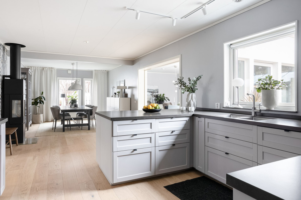 Fin kontakt mellan köket och matplatsen Landåvägen 25